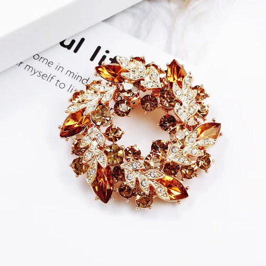 Hochwertige Blattbrosche mit Strasssteinen