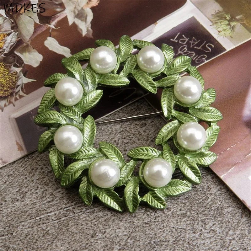 Wysokiej jakości broszka w kształcie liścia z kryształkami