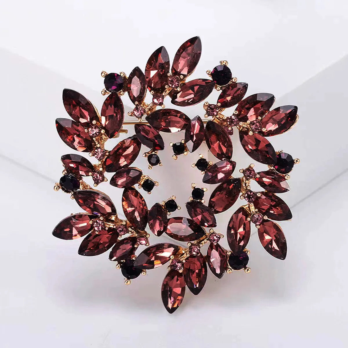 Wysokiej jakości broszka w kształcie liścia z kryształkami