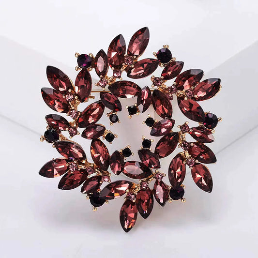 Hochwertige Blattbrosche mit Strasssteinen