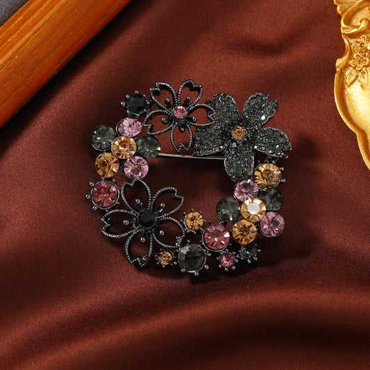 Hochwertige Blattbrosche mit Strasssteinen