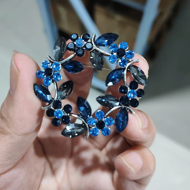 Wysokiej jakości broszka w kształcie liścia z kryształkami