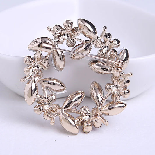 Hochwertige Blattbrosche mit Strasssteinen