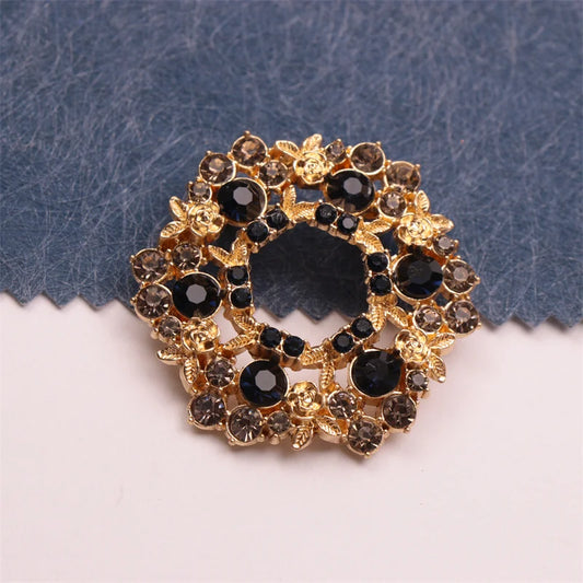 Hochwertige Blattbrosche mit Strasssteinen